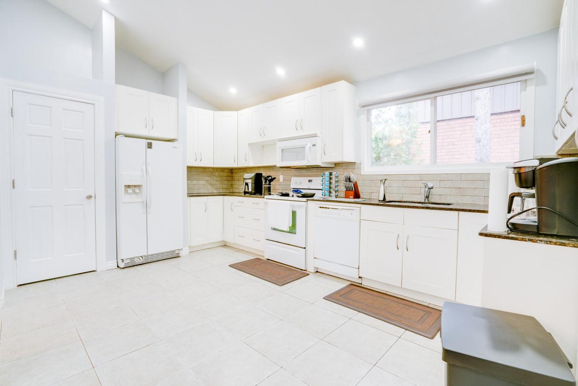 Furnished Family Home Near Toronto - Great Location Game Room - Backyard - Parking & Self Checkin พิกเคอริง ภายนอก รูปภาพ